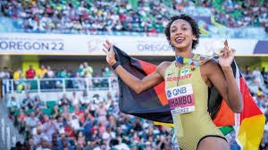 球王归来!梅西复出首秀就破门 五大联赛进球数平C罗